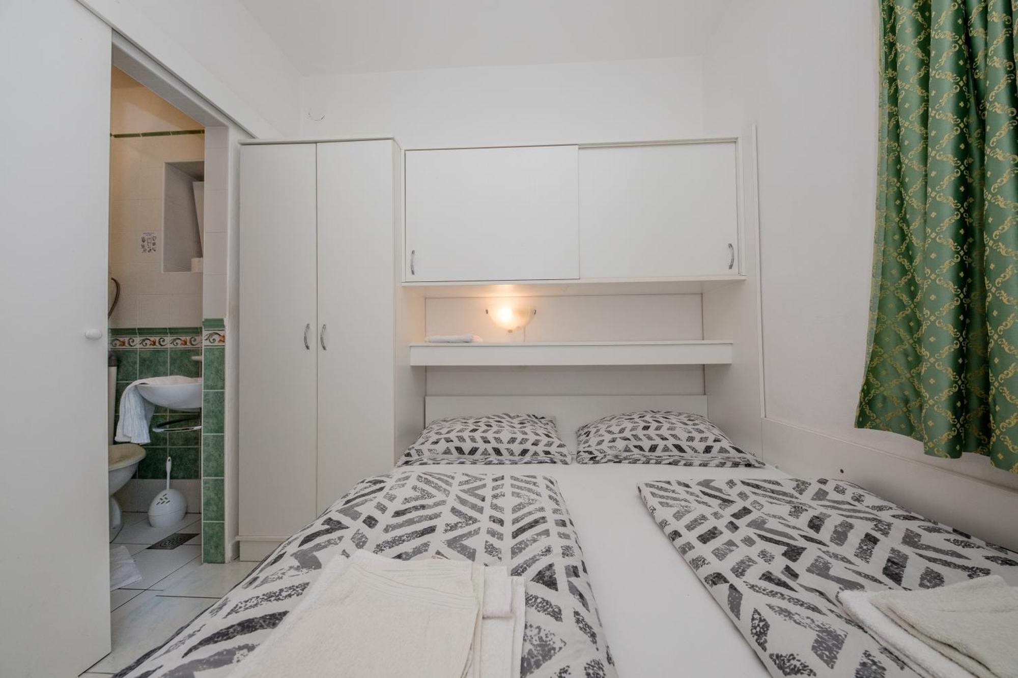 Apartments And Rooms By The Sea Supetarska Draga - Gornja, Rab - 11579 Kamer foto